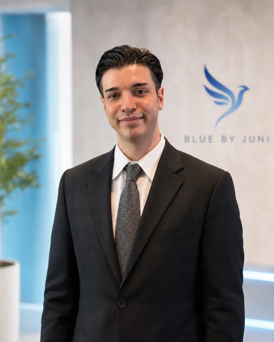 BlueByJuniの個人運営者のポートレート